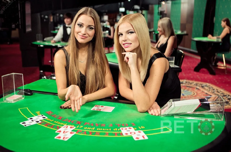 Dealer memandu permainan kartu pada kasino live